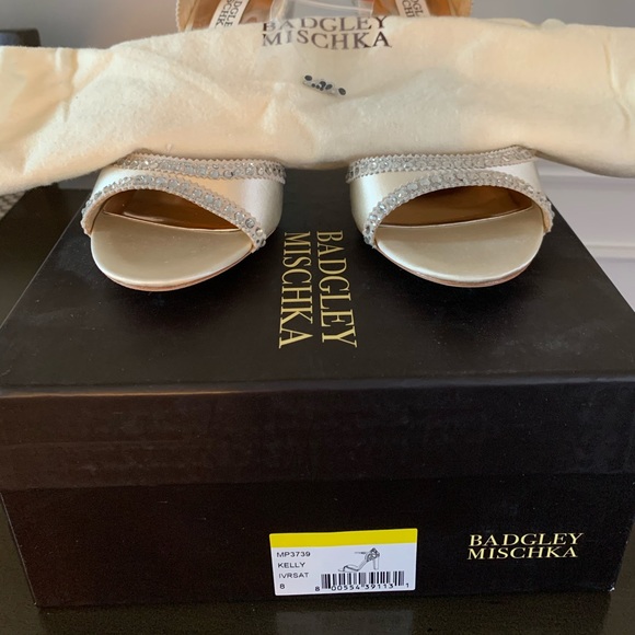 NWT Badgley Mischka Ivory Satin Kelly Heels - Picture 7 of 7